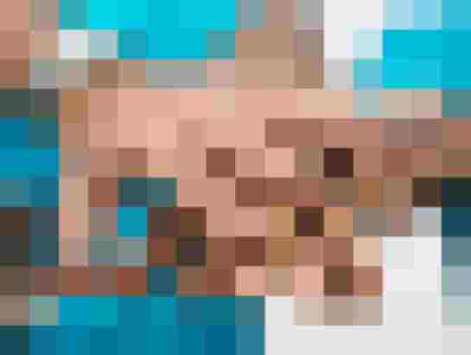 Hände verschiedener Personen liegen übereinander, symbolisieren Gemeinschaft und Unterstützung.